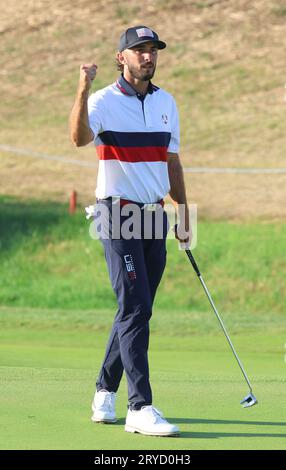 Roma, Italia. 30 settembre 2023. Il team USA Max Homa festeggia la vittoria sul 17esimo green nella seconda giornata della Ryder Cup al Marco Simone Golf Club di Roma sabato 30 settembre 2023. Foto di Hugo Philpott /UPI credito: UPI/Alamy Live News Foto Stock