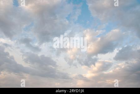Elaborazione più delicata e precisa del mio vecchio cielo popolare con sfondo nuvole. Questa variante è più comoda per sostituire il cielo nel tuo pho Foto Stock