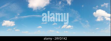 Elaborazione più delicata e precisa del mio vecchio cielo popolare con sfondo nuvole. Questa variante è più comoda per sostituire il cielo nel tuo pho Foto Stock