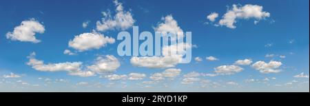 Elaborazione più delicata e precisa del mio vecchio cielo popolare con sfondo nuvole. Questa variante è più comoda per sostituire il cielo nel tuo pho Foto Stock