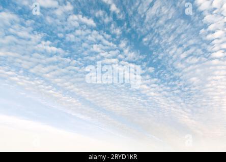 Elaborazione più delicata e precisa del mio vecchio cielo popolare con sfondo nuvole. Questa variante è più comoda per sostituire il cielo nel tuo pho Foto Stock
