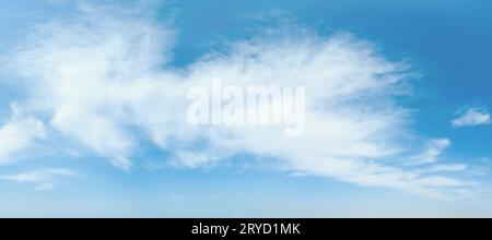 Elaborazione più delicata e precisa del mio vecchio cielo popolare con sfondo nuvole. Questa variante è più comoda per sostituire il cielo nel tuo pho Foto Stock