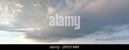 Elaborazione più delicata e precisa del mio vecchio cielo popolare con sfondo nuvole. Questa variante è più comoda per sostituire il cielo nel tuo pho Foto Stock