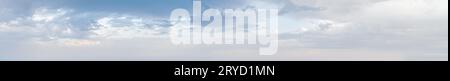 Elaborazione più delicata e precisa del mio vecchio cielo popolare con sfondo nuvole. Questa variante è più comoda per sostituire il cielo nel tuo pho Foto Stock