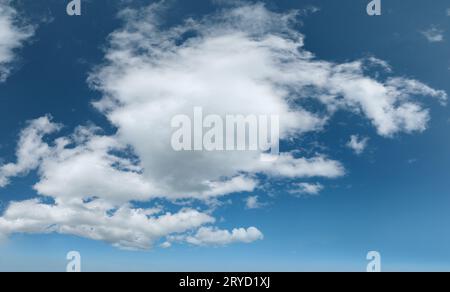 Elaborazione più delicata e precisa del mio vecchio cielo popolare con sfondo nuvole. Questa variante è più comoda per sostituire il cielo nel tuo pho Foto Stock