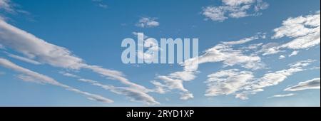 Elaborazione più delicata e precisa del mio vecchio cielo popolare con sfondo nuvole. Questa variante è più comoda per sostituire il cielo nel tuo pho Foto Stock