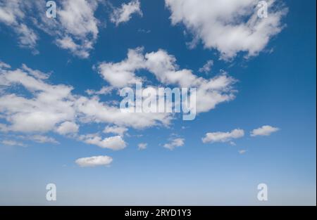 Elaborazione più delicata e precisa del mio vecchio cielo popolare con sfondo nuvole. Questa variante è più comoda per sostituire il cielo nel tuo pho Foto Stock