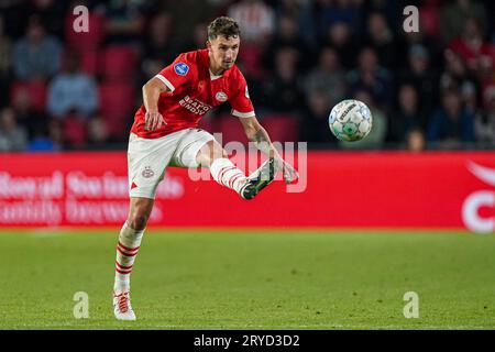 Eindhoven, Paesi Bassi. 30 settembre 2023. EINDHOVEN, PAESI BASSI - SETTEMBRE 30: Olivier Boscagli del PSV tira un tiro durante l'Eredivisie match olandese tra PSV e FC Volendam al Philips Stadion il 30 settembre 2023 a Eindhoven, Paesi Bassi. (Foto di Joris Verwijst/Orange Pictures) credito: Orange Pics BV/Alamy Live News Foto Stock