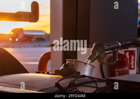 Ugello diesel da una stazione di servizio che riempie il serbatoio del carrello. Foto Stock