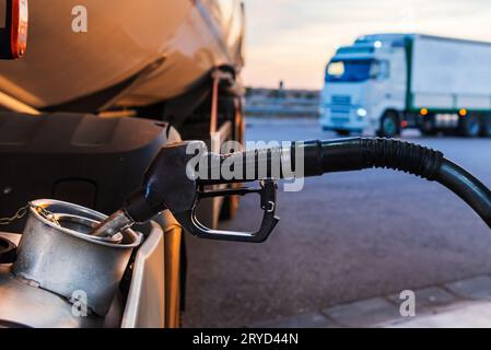 Ugello diesel da una stazione di servizio che riempie il serbatoio del carrello. Foto Stock