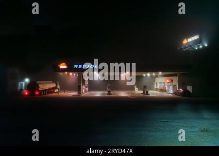 Stazione di servizio della società Repsol, di notte e nella nebbia. Foto Stock