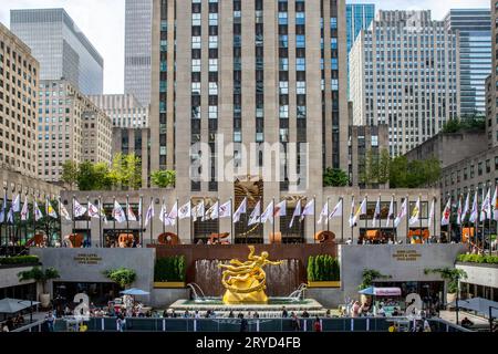 ROCKERFELLER CENTER, NEW YORK, USA, - 15 SETTEMBRE 2023. Un paesaggio della scultura dorata di Prometeo e della fontana nella piazza inferiore della Rocke Foto Stock