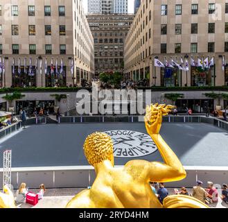 ROCKERFELLER CENTER, NEW YORK, USA, - 15 SETTEMBRE 2023. Un paesaggio della scultura dorata di Prometeo e della fontana nella piazza inferiore della Rocke Foto Stock