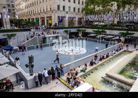 ROCKERFELLER CENTER, NEW YORK, USA, - 15 SETTEMBRE 2023. La pista di pattinaggio a rotelle nella piazza inferiore del Rockerfeller Center di New York City Foto Stock