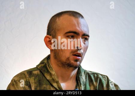 Non esclusiva: KIEV, UCRAINA - 30 SETTEMBRE 2023 - l'ufficiale militare russo Danil Alfyorov partecipa alla conferenza stampa sull'opera speciale di Barynia Foto Stock