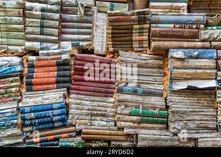 Pila di volumi di libri all'interno della libreria Libreria acqua alta di Venezia. Foto Stock