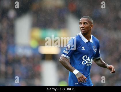 Goodison Park, Liverpool, Regno Unito. 30 settembre 2023. Premier League Football, Everton contro Luton Town; Ashley Young di Everton Credit: Action Plus Sports/Alamy Live News Foto Stock