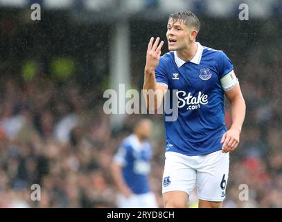 Goodison Park, Liverpool, Regno Unito. 30 settembre 2023. Premier League Football, Everton contro Luton Town; James Tarkowski dell'Everton fa gesti al portiere Jordan Pickford credito: Action Plus Sports/Alamy Live News Foto Stock