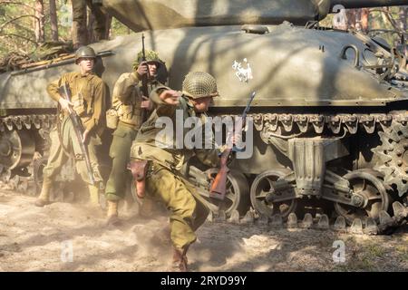 Hel, Pomerania, Polonia - 27 agosto 2023: Ricostruzione storica. Un soldato di fanteria americano della seconda guerra mondiale combatte nella foresta sotto il Foto Stock