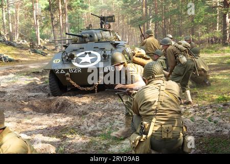 Hel, Pomerania, Polonia - 27 agosto 2023: Ricostruzione storica. Un soldato di fanteria americano della seconda guerra mondiale combatte nella foresta sotto il Foto Stock