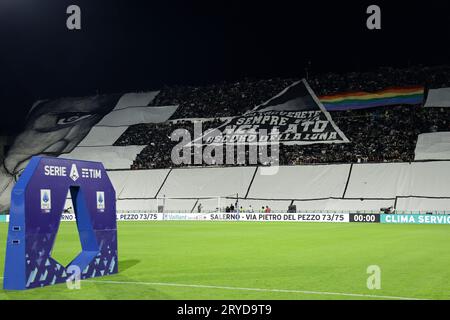 Salerno, Italia. 30 settembre 2023. I fan di Salernitana mostrano una coreografia ispirata all'album Dark Side of the Moon dei Pink Floyd durante la partita di calcio di serie A tra US Salernitana e FC Internazionale allo Stadio Arechi di Salerno, Italia, 30 settembre 2023. Crediti: Insidefoto di andrea staccioli/Alamy Live News Foto Stock