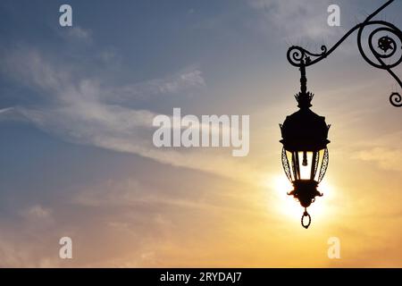 Antica strada lampada lanterna oltre il cielo al tramonto Foto Stock