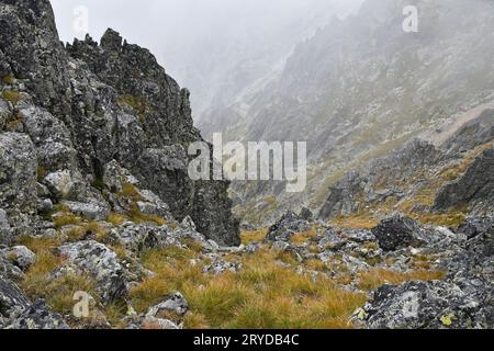 Rocky Mountain ridge in nuvole di nebbia Foto Stock
