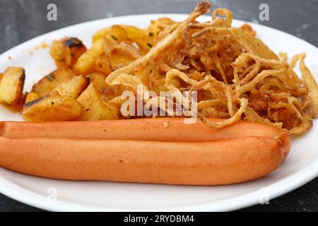 Chiudere la porzione di salsicce con patate arrosto Foto Stock