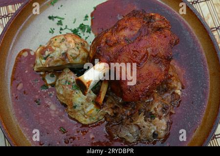 Porzione di stinco di maiale arrosto con canederli Foto Stock