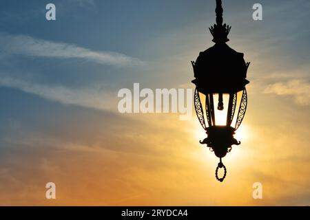 Antica strada lampada lanterna oltre il cielo al tramonto Foto Stock