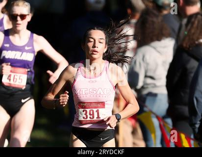 Bush Park, Salem, OR, USA. 30 settembre 2023. Aarianna Amezcua di Mt. Il SAC compete al Charles Bowles Invitational Cross Country Meet 2023 a Bush Park, Salem, OREGON. Larry C. Lawson/CSM/Alamy Live News Foto Stock