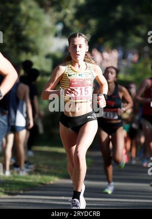 Bush Park, Salem, OR, USA. 30 settembre 2023. Fleur Templier, che corre senza vincoli, gareggia e si piazza quarto nel 2023 Charles Bowles Invitational Cross Country Meet a Bush Park, Salem, OREGON. Larry C. Lawson/CSM/Alamy Live News Foto Stock