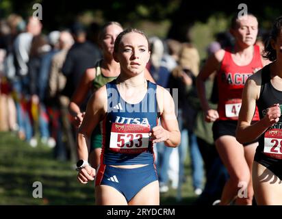 Bush Park, Salem, OR, USA. 30 settembre 2023. Jadelyn Malesich dell'UTSA compete al Charles Bowles Invitational Cross Country Meet 2023 a Bush Park, Salem, OREGON. Larry C. Lawson/CSM/Alamy Live News Foto Stock