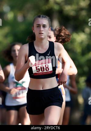 Bush Park, Salem, OR, USA. 30 settembre 2023. Gracie Buzzell, che corre non attaccata, gareggia al Charles Bowles Invitational Cross Country Meet 2023 a Bush Park, Salem, OREGON. Larry C. Lawson/CSM/Alamy Live News Foto Stock