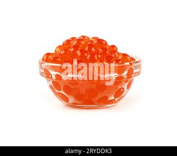 Chiudere il contenitore in vetro di rosso salmone caviale su bianco Foto Stock