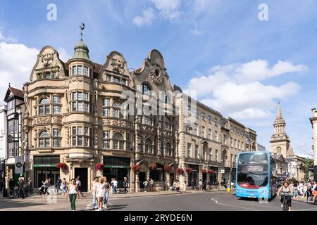 L'angolo tra Cornmarket Street e High Street con la facciata in pietra decorata della Lloyds Bank nel centro di Oxford in un giorno d'estate. Inghilterra Foto Stock