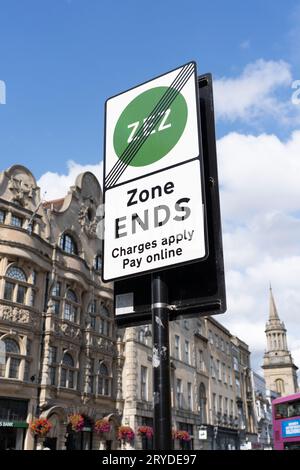 Una zona ZEZ (zona a emissioni zero) termina con l'insegna su Oxford High Street, Inghilterra. Concetto: Emissioni delle auto, riduzione della congestione, riduzione del traffico Foto Stock