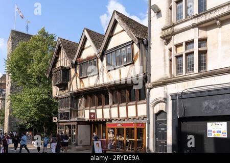 26-28 Cornmarket Street, un edificio in legno di grado II che originariamente era tre negozi separati, originariamente del XV secolo. Oxford, Inghilterra Foto Stock