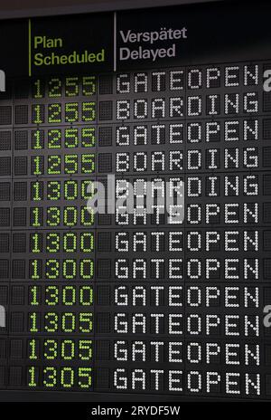 Le informazioni di volo pannello in aeroporto Foto Stock