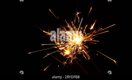 In prossimità di alcuni fuochi d' artificio botti su nero Foto Stock