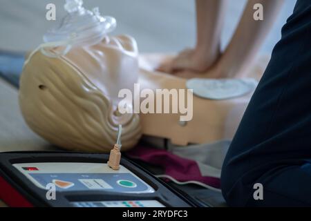 BLSD. Concetto di formazione per il primo soccorso. Uso di un defibrillatore esterno automatico per eseguire una rianimazione cardiopolmonare di base Foto Stock