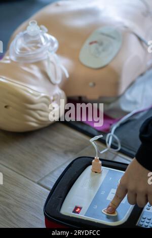 BLSD. Concetto di formazione per il primo soccorso. Uso di un defibrillatore esterno automatico per eseguire una rianimazione cardiopolmonare di base Foto Stock