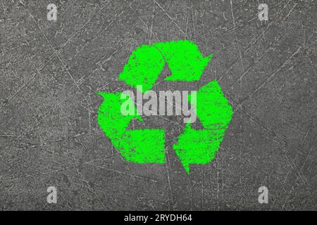 Fondo in calcestruzzo grunge con logo verde di riciclaggio Foto Stock