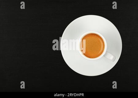 Tazza di caffè espresso completamente bianca su nero Foto Stock