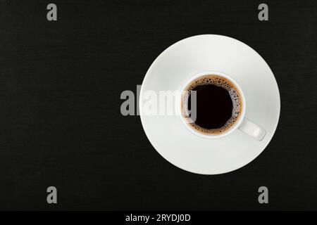 Tazza di caffè espresso completamente bianca su nero Foto Stock