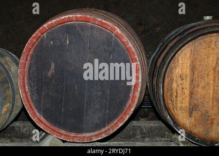 Filari di botti di vino in legno di quercia nella cantina Foto Stock