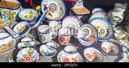 Vila Nova, Portogallo - 26 luglio 2023: Utensili da cucina in porcellana, porcellana verniciata con colori vivaci. Artigianato dell'Alentejo Foto Stock