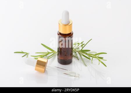 Olio essenziale di rosmarino isolato su fondo bianco Foto Stock