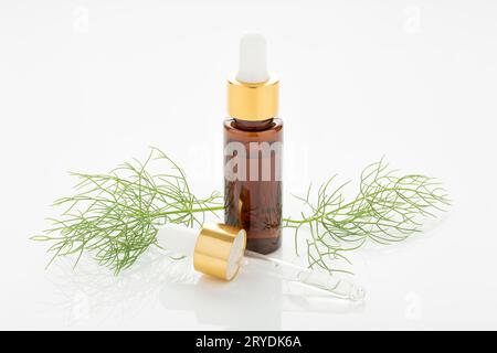 Olio essenziale di finocchio isolato su fondo bianco Foto Stock