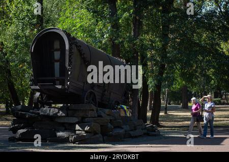 Kiev, Ucraina. 29 settembre 2023. La gente guarda il monumento "Roma Wagon" sul territorio del Babyn Yar memoriale a Kiev. Gli ucraini commemorano il 81° anniversario del massacro nazista degli ebrei nella gola di Babyn Yar a Kiev, dove circa 34.000 ebrei furono uccisi in due giorni nel settembre 1941. In totale, più di 100.000 persone hanno perso la vita a Babyn Yar tra il 1941 e il 1943. Credito: SOPA Images Limited/Alamy Live News Foto Stock